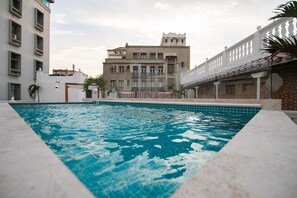 Una piscina con vista a edificios circundantes.
