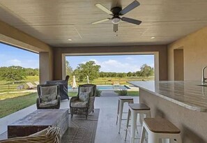 Terrace/patio - 4-bedroom house with stunning sunsets, pool, abundant wildlife to admire & more (Luling)