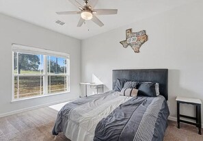 Room - 4-bedroom house with stunning sunsets, pool, abundant wildlife to admire & more (Luling)