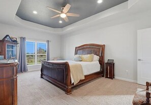 Room - 4-bedroom house with stunning sunsets, pool, abundant wildlife to admire & more (Luling)