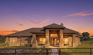Exterior - 4-bedroom house with stunning sunsets, pool, abundant wildlife to admire & more (Luling)