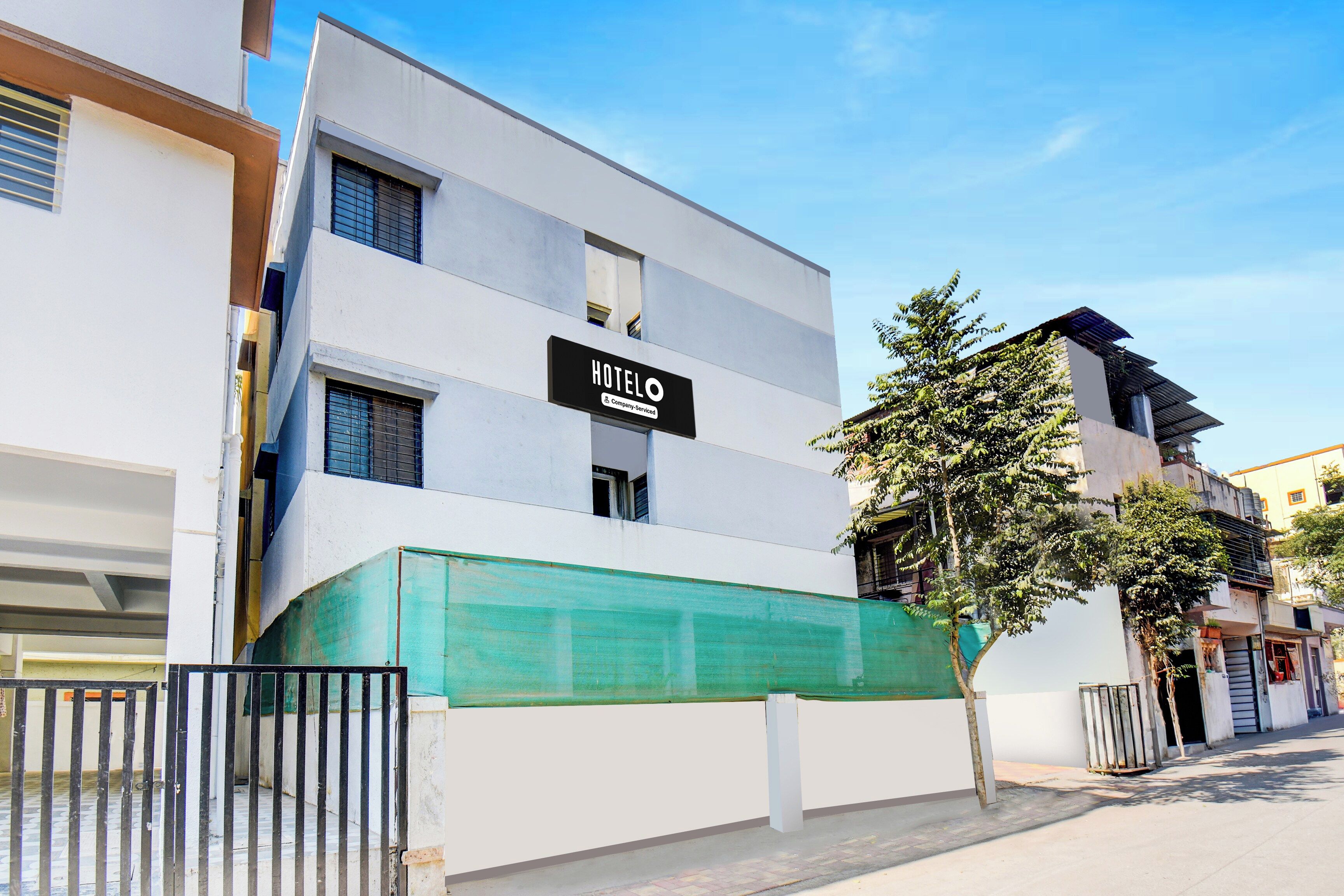 Un hôtel moderne, reconnaissable à son enseigne indiquant qu’il propose des services aux entreprises.