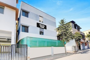 Un moderno edificio de hotel con un cartel que indica que es un hotel para uso corporativo.