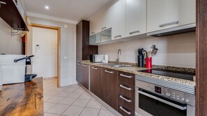 A practical, fully equipped kitchen with generous workspace, ready for everything from quick breakfasts to relaxed dinners at home. #kitchen #selfcatering #holidayapartment #portugal #pt #portimão #algarve - 2BR Flat with Balcony & Shared Pool by LovelyStay (Portimão)