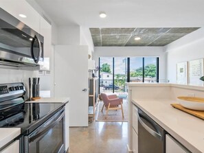 Private kitchen - 201-Tropical Refuge Near Wynwood+Rubell Museum (Miami)