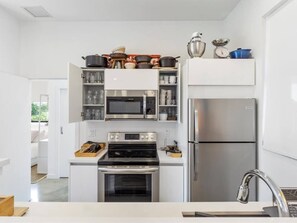Private kitchen - 302-Tropical Refuge Near Wynwood+Rubell Museum (Miami)