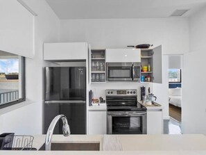 Private kitchen - 301-Tropical Refuge Near Wynwood+Rubell Museum (Miami)
