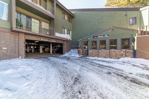 A building with a sign reading "B-Building to C-Building" and another sign for "Office Canyon." - Mammoth Nest Walk to Slopes Condo 655 (Mammoth Lakes)