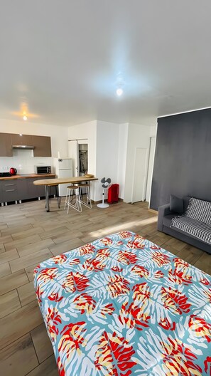 A modern room with a bed, a sofa, a dining area, and a kitchen. - Apartment 'Studio Dans Le Centre De Marseille' with Wi-Fi and Air Conditioning (Marseille)