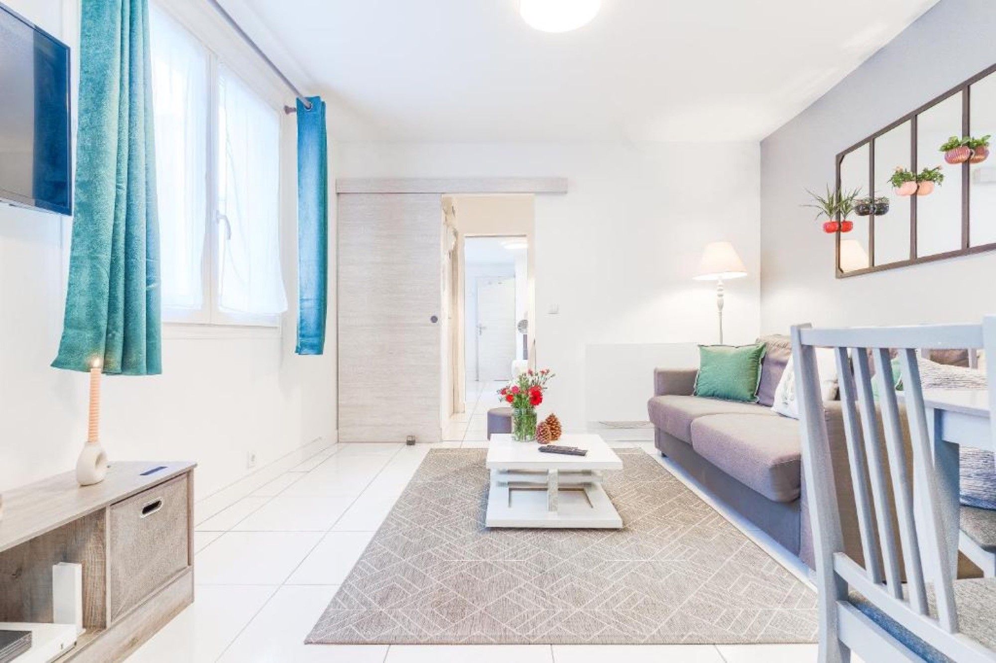 Een moderne woonkamer met een bank, salontafel en een televisie.