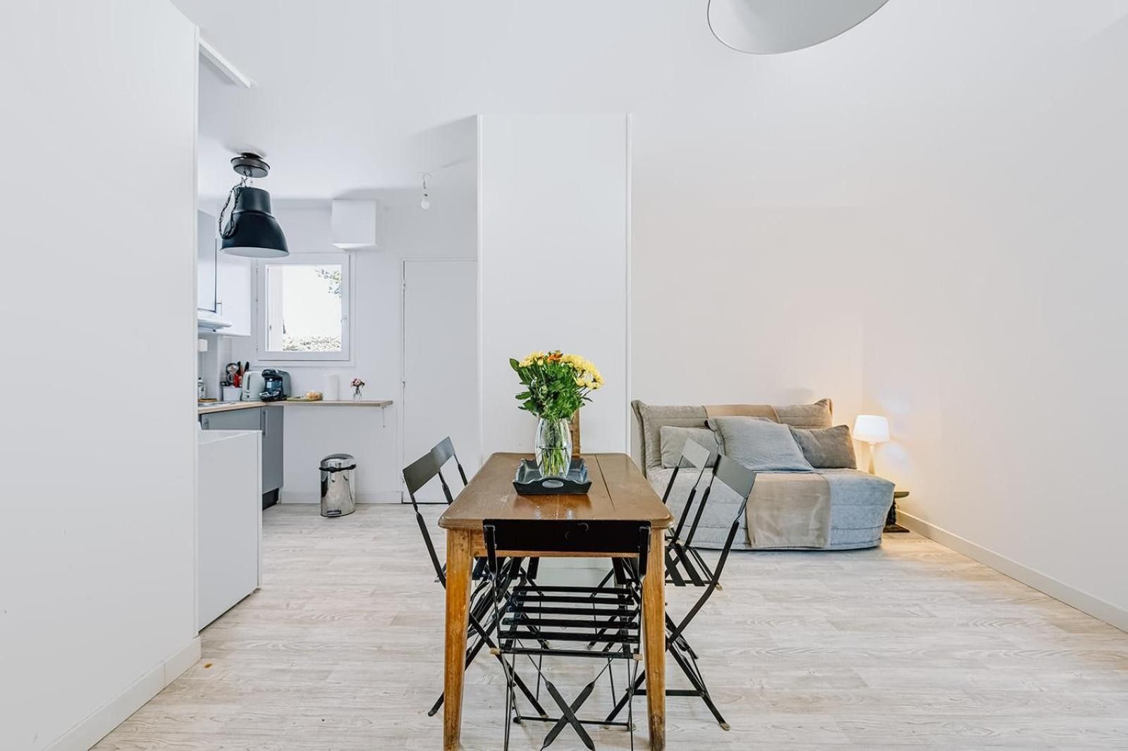 Een modern appartement met een eethoek, keuken en woonruimte.