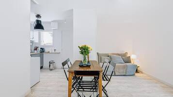 Een modern appartement met een eethoek, keuken en woonruimte.
