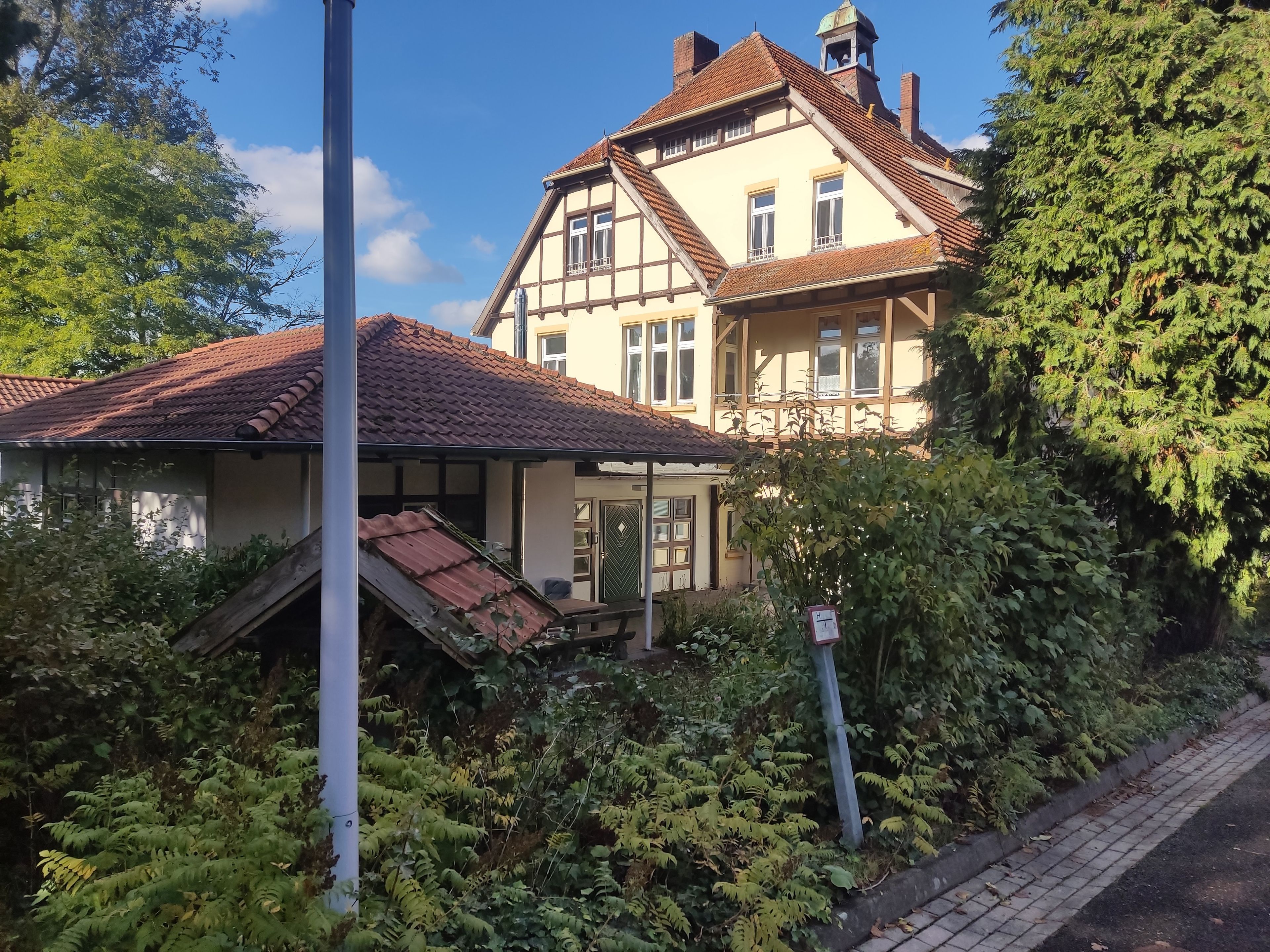 Il s’agit d’un bâtiment traditionnel doté d’un toit en pente, d’une entrée bien visible et d’un petit porche.