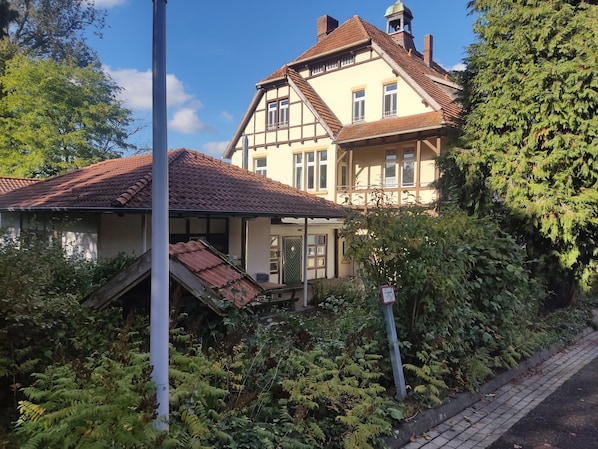 Il s’agit d’un bâtiment traditionnel doté d’un toit en pente, d’une entrée bien visible et d’un petit porche.