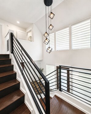 A staircase with a black railing and wooden steps. - Fully Furnished 3BR + Bonus Room, Golf Course, Horseshoe Bay (Horseshoe Bay)