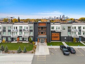 Exterior - `Auburn` 1 King  1 Queen Bed | UG Parking | Sofa Bed (Calgary)