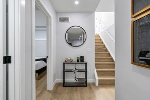 Room - `Boston` King Bed | Private Suite + 7 Min to DT (Calgary)