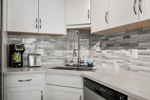 Private kitchen - `Skyline` Downtown Core | AC | Walk to Saddledome (Calgary)