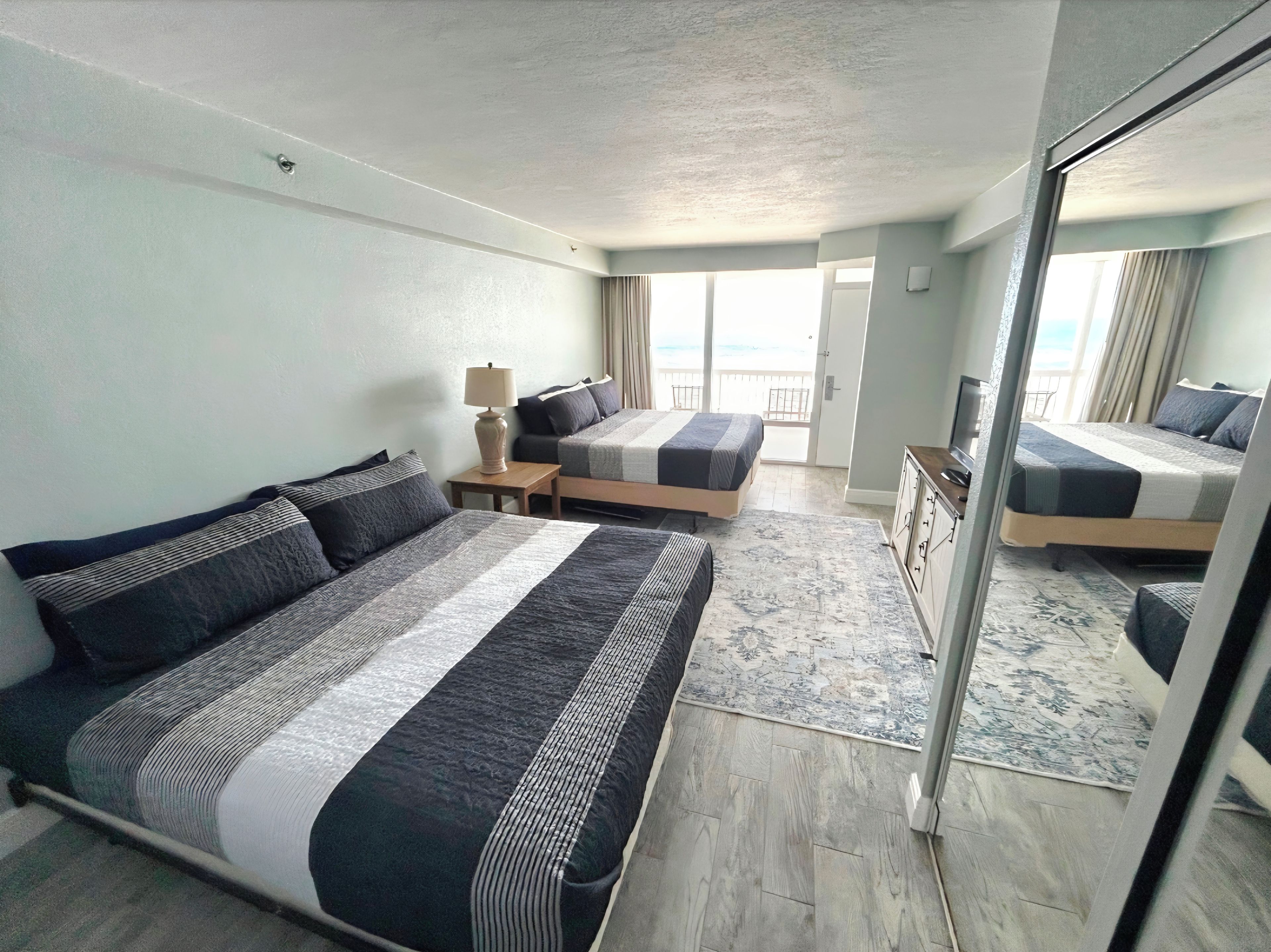 Bright double-bedroom with balcony access and beautiful water views