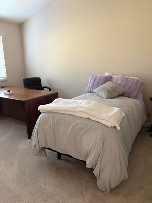 A bedroom with a bed, a desk, and a chair. - 3 Bedroom, 3 Bath home overlooking the 11th fairway on sunset Hill Golf Course (Thousand Oaks)