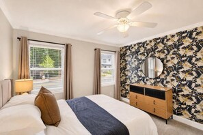 Soft sheets, warm lights, peaceful vibes. - Charlotte Escape | Near NoDa & Plaza Midwood (Charlotte)