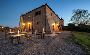 Outdoor dining - New Listing (Toscana)