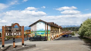 A lodge with a mountain view, a parking area, and a sign indicating Elizabeth Lake. - Elizabeth Lake Lodge (Cranbrook)
