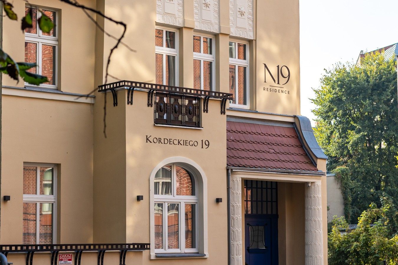Un edificio con un letrero que dice 'N19 Residence' y 'Kordieckiego 19'.