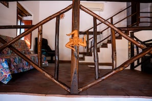 Un escalier doté d’une rampe métallique au design géométrique.