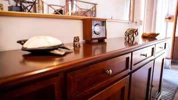 Una encimera de cocina de madera con un reloj, un búho decorativo y una figurita de elefante.