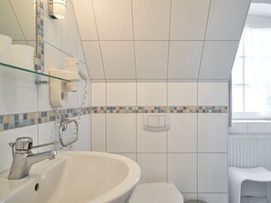 A bathroom with a white sink, a glass shower enclosure, and a toilet. - Holiday Home With 1 Bedroom (Wrixum)
