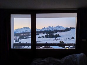 A room with a large window overlooking a snowy mountain landscape. - Plein Soleil - Balcon - Proche pistes (Hauteluce)