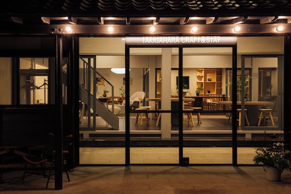 Un restaurante con una decoración moderna, una escalera y un letrero que dice 'Takigahara Craft & Stay'.