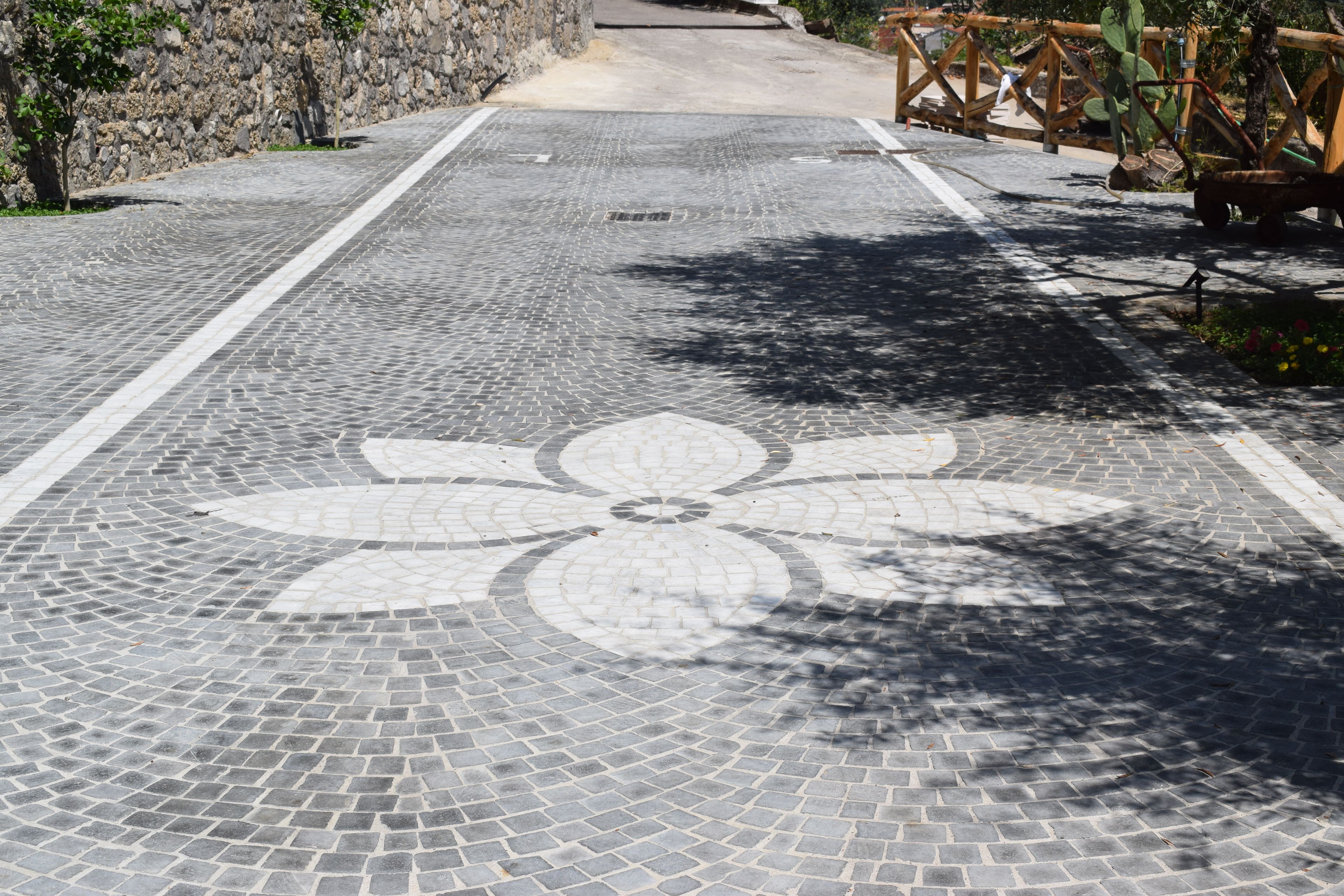 Una strada acciottolata con un motivo floreale importante.