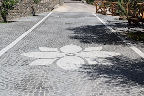 Una strada acciottolata con un motivo floreale importante.