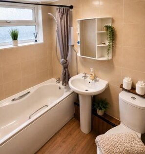 Bathroom - Central Property with Free Parking, Sleeps 6 (Warwickshire)