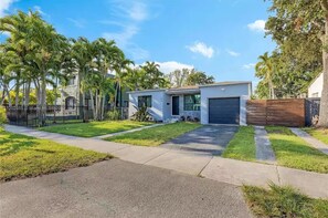 Exterior - Modern 4-bedroom Oasis in North Miami w/ HOT TUB (Miami)