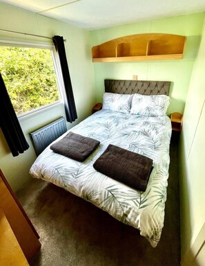 Bright, cozy double room with garden views and handy built-in storage