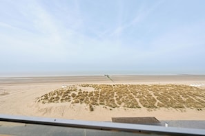 A beach with dunes and a clear sky. - 2 bedroom accommodation in Nieuwpoort (Nieuwpoort)