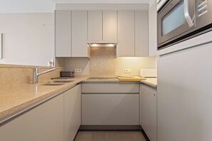 A modern kitchen with a built-in oven, a sink, and a countertop. - 2 bedroom accommodation in Nieuwpoort (Nieuwpoort)