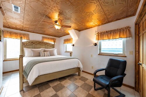 Mountain Retreat 5BR • Hot Tub • 25 Min to PC