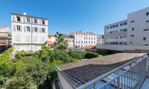 A residential area with buildings, a clear sky, and greenery. - IDEALLY LOCATED JUST 100 METRES FROM THE ICONIC PALAIS DES FESTIVALS (Cannes)
