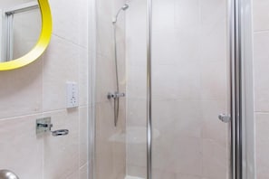 Bathroom - Tooting Broadway Rooms (London)