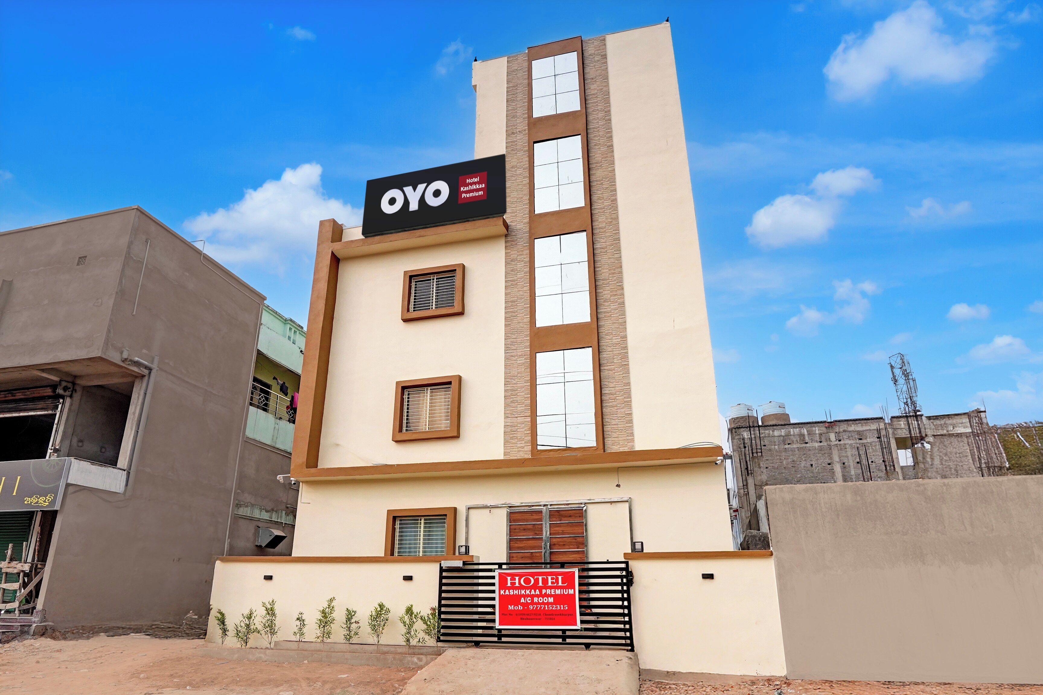 Un edificio de hotel con un letrero que indica que es el OYO Hotel Kashikkaa Premium.