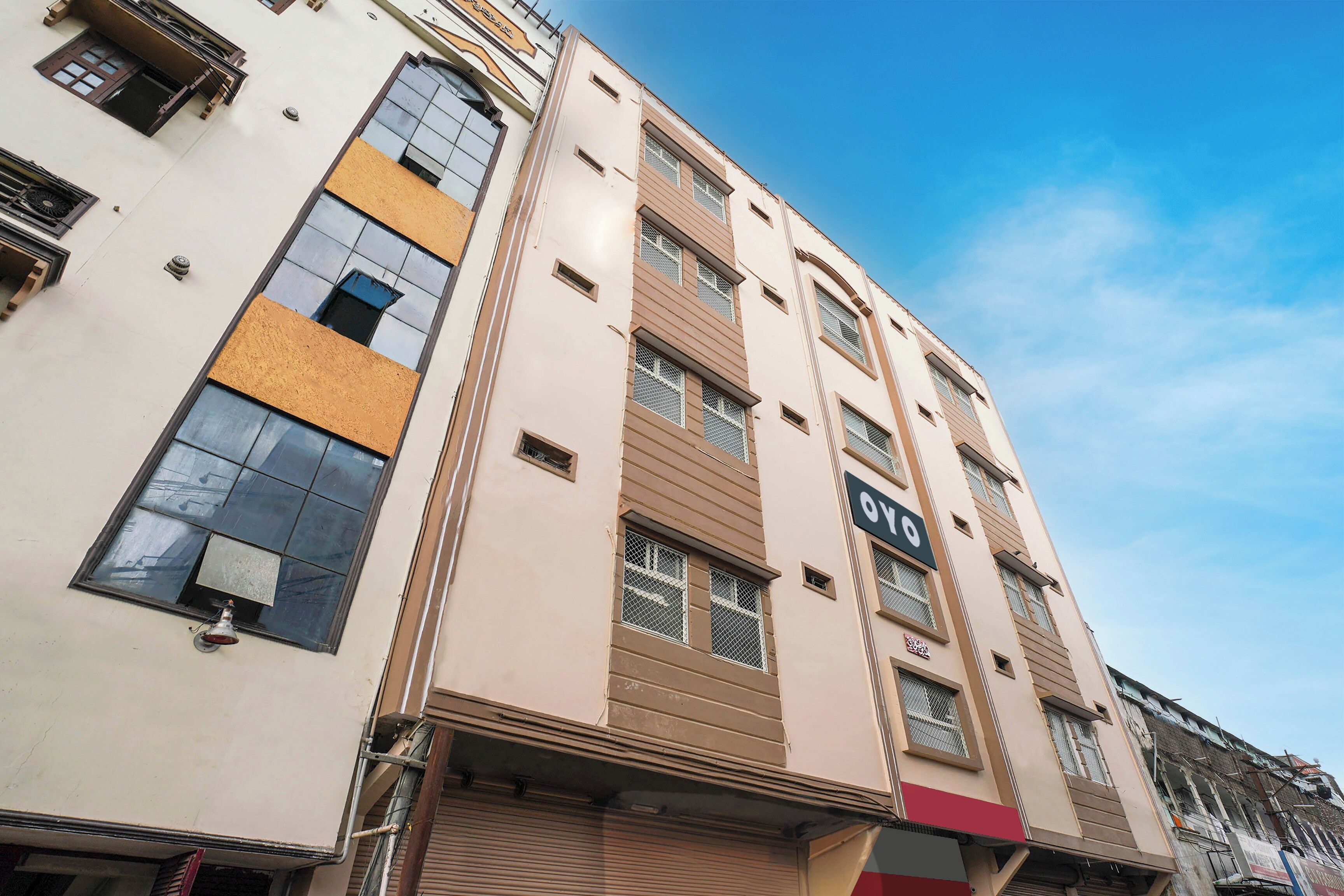 Un edificio de varios pisos con un letrero que indica un negocio en la planta baja.