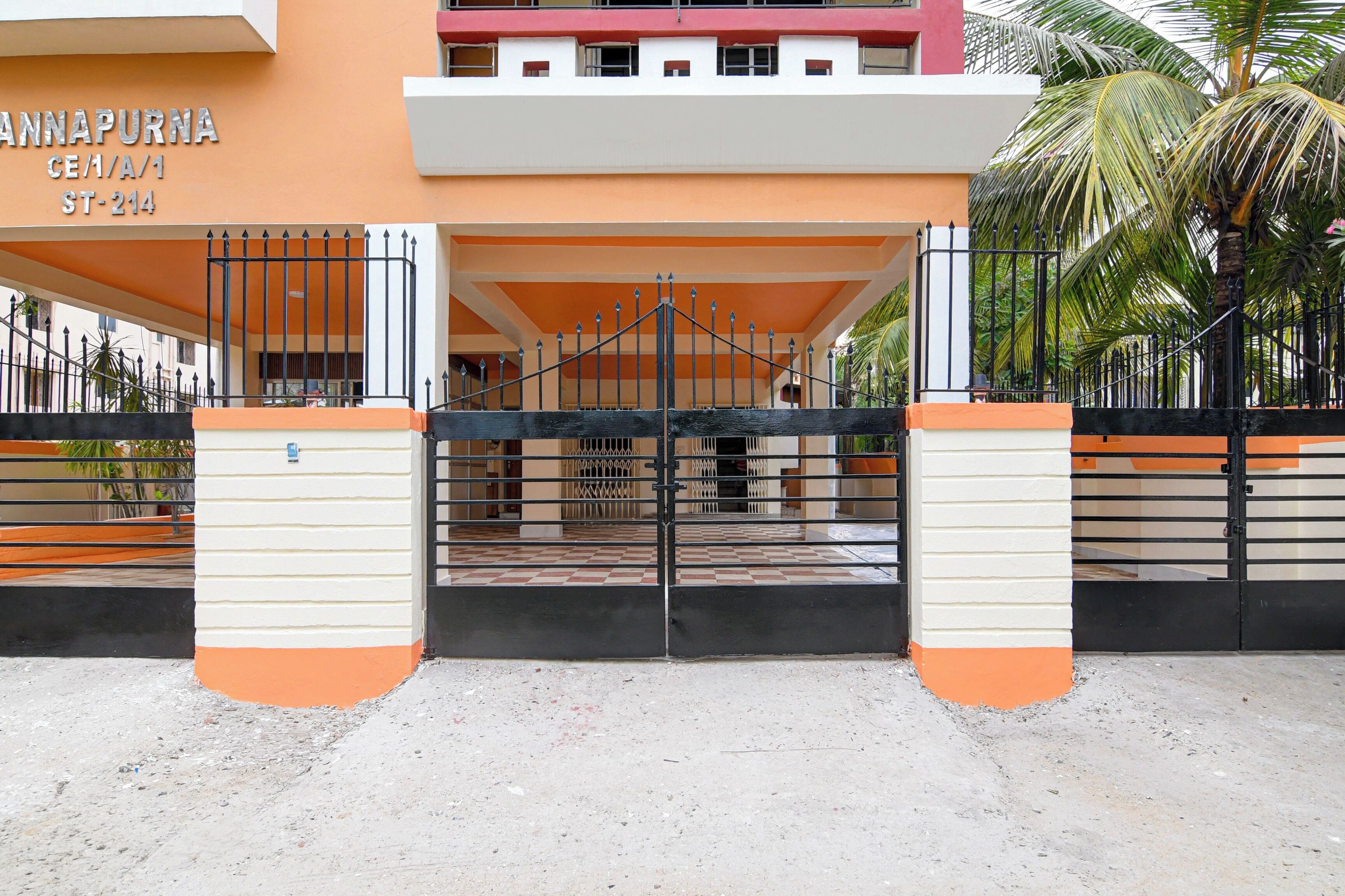 Una entrada con puerta de reja a un edificio con un cartel que dice 'ANNAPURNA CE/1/A/1 ST-214'.