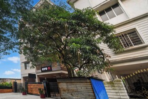 A building with a sign that reads 'OYO' and a tree in front. - Hotel O MOHAR KUNJHA (Barasat)