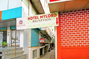 Señal de recepción de hotel con una flecha hacia abajo, indicando el camino a la zona de recepción.
