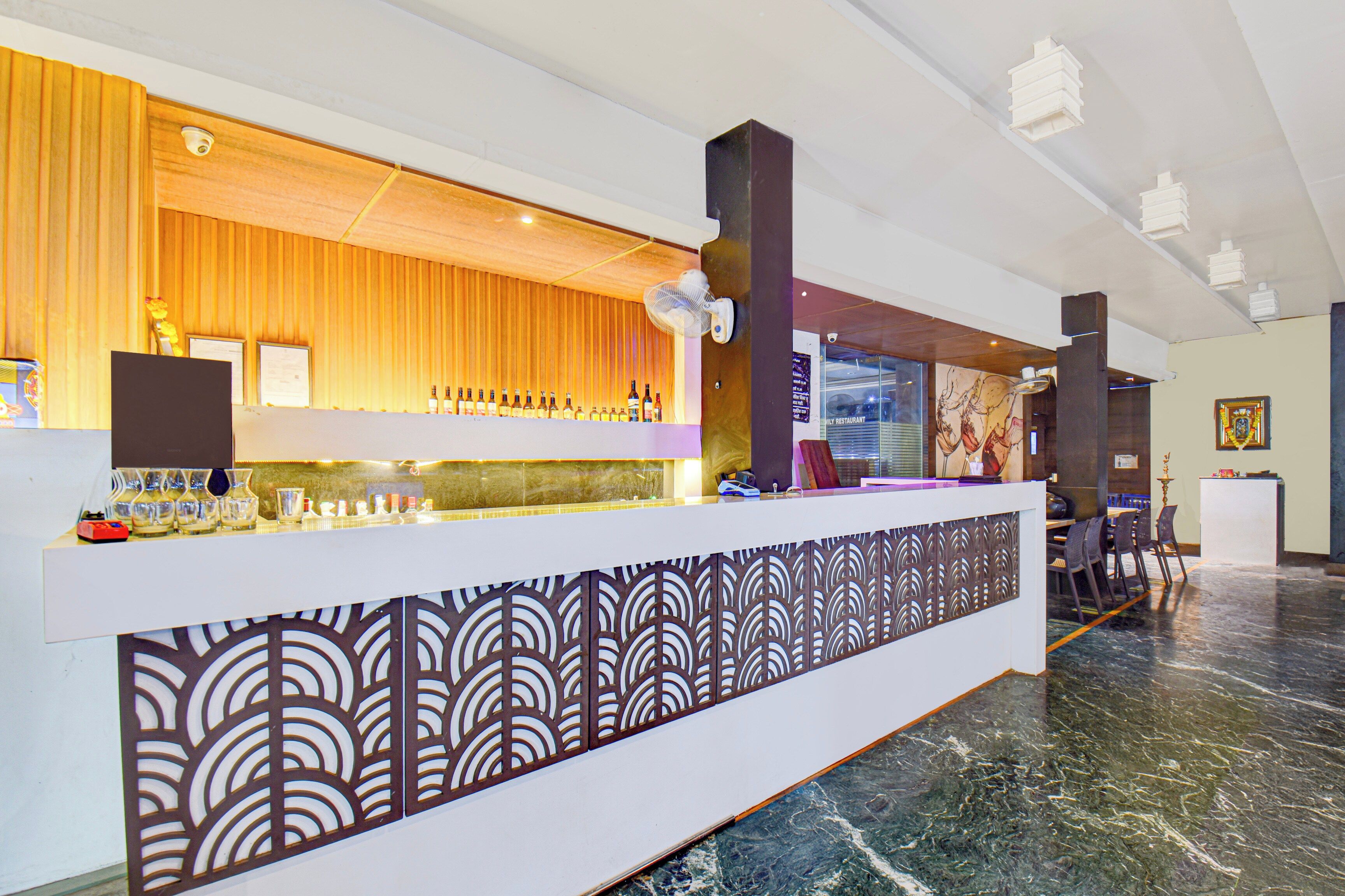Un hall d’hôtel comprenant un comptoir d’accueil, un bar et un espace salon.