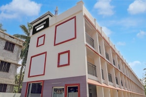 A multi-story building with a sign indicating it is a company-serviced townhouse. - Townhouse Kazhakootam (Thiruvananthapuram)